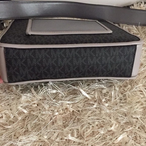 Michael Kors Gloria Pocket Swing Pack Crossbody - Picture 7 of 17